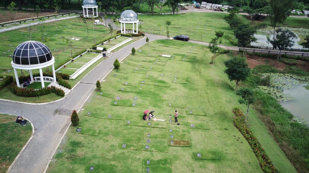 Pemandangan danau alami dan area makam dengan paviliun elegan di San Diego Hills Memorial Park