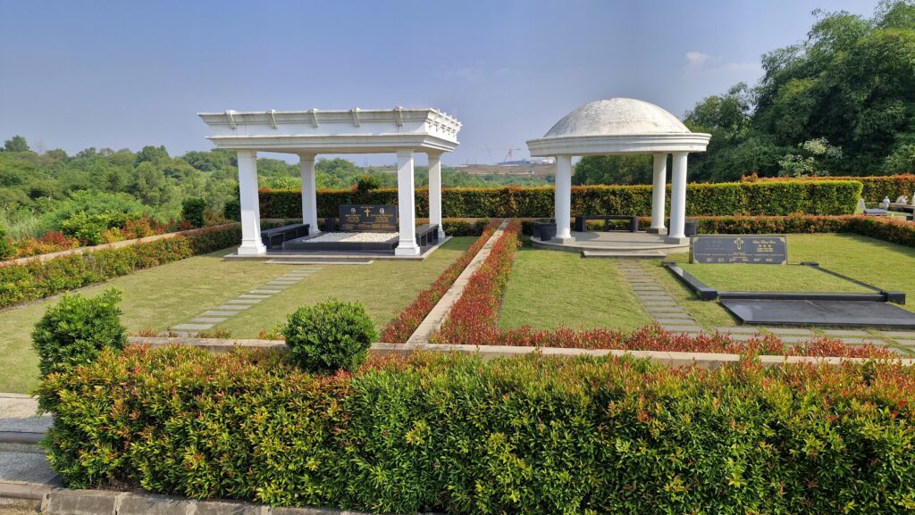 Lahan makam tipe Peak Estate di San Diego Hills dengan dua bangunan gazebo bergaya klasik, taman hijau terawat, dan batu nisan mewah.