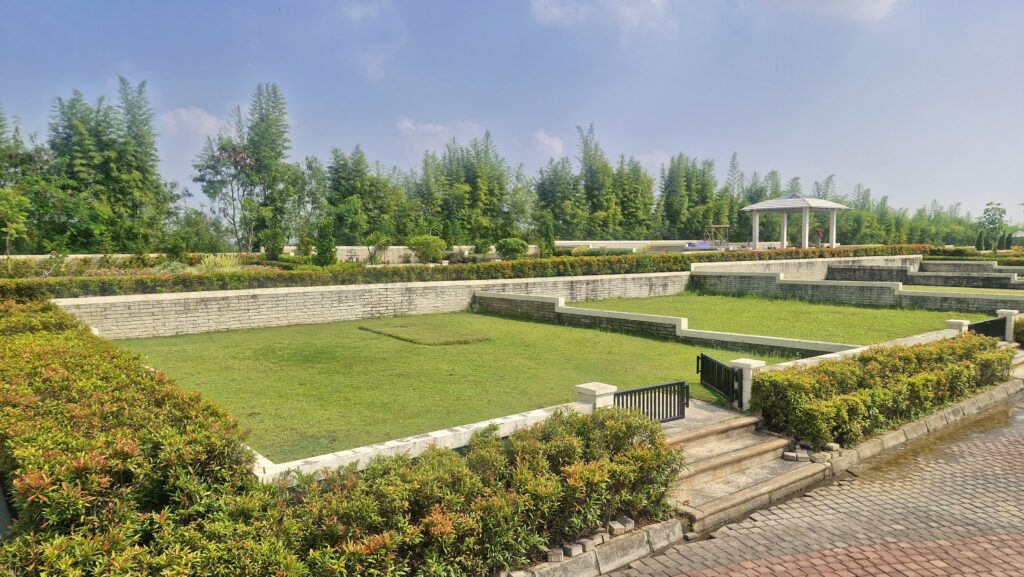 Area lahan makam tipe Private di San Diego Hills yang luas, dikelilingi pagar dan tanaman hias, memberikan privasi dan eksklusivitas tinggi bagi keluarga.